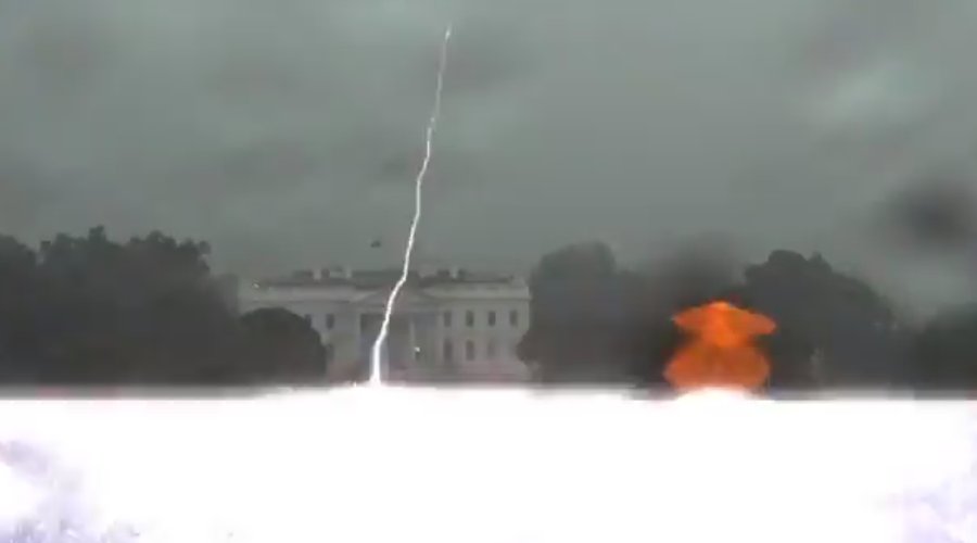 VIDEO: Pred nevihto so se skrili pod drevo, ko je v njih udarila strela (foto: Twitter/Mike Thomas/posnetek zaslona)
