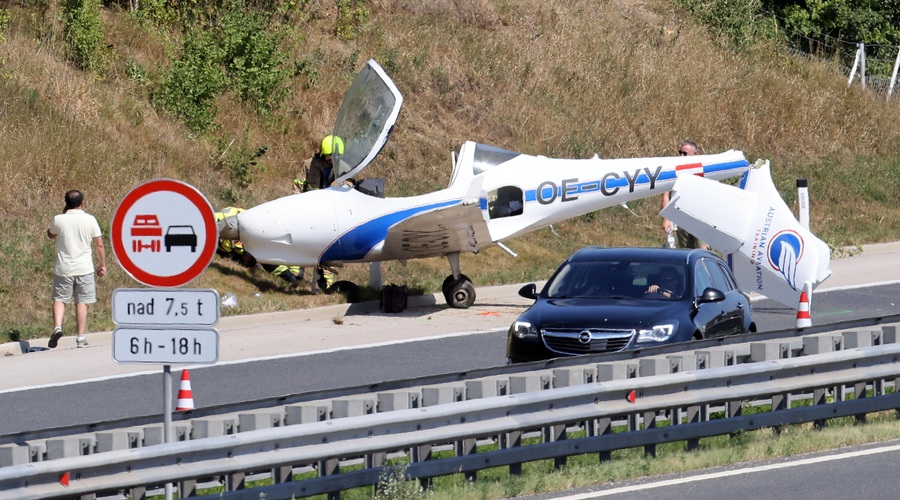 Letalo z gorenjske avtoceste postalo zvezda družbenih omrežij (foto: Bobo)