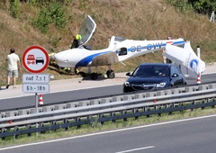 Letalo z gorenjske avtoceste postalo zvezda družbenih omrežij