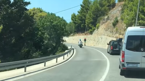 Voznikom je dvignil živce! Poglejte, kaj si je upal ...