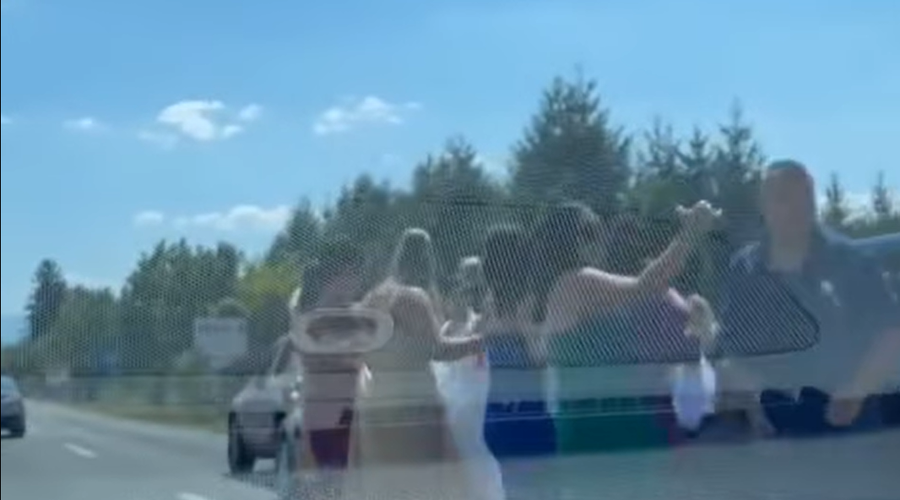 (VIDEO) Veselje ne pozna meja: zaplesali kar sredi hitre ceste (foto: Facebook Crna kronika BiH/Posnetek zaslona)