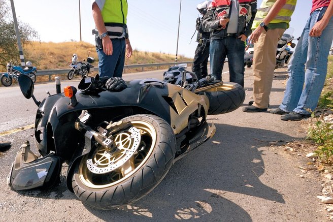 Črna sobota: motorist trčil v traktor, pomoč je zanj prišla prepozno