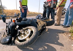 Črna sobota: motorist trčil v traktor, pomoč je zanj prišla prepozno