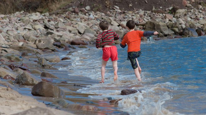 10-letni fantek se je s prijatelji zabaval v plitvi vodi, ko mu je začela otekati roka (foto: Profimedia)