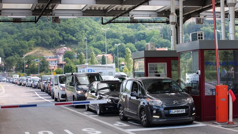 Na mejnih prehodih že nastajajo gneče: vemo, kako se jim lahko izognete!