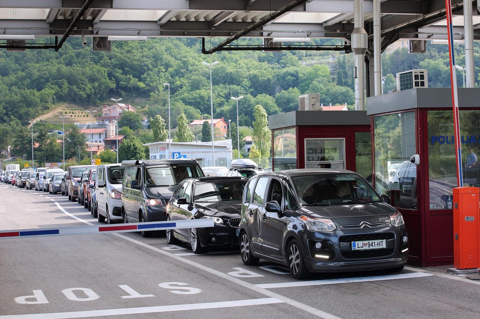 Na mejnih prehodih že nastajajo gneče: vemo, kako se jim lahko izognete! (foto: Bobo)