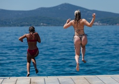 Fiziki izračunali najvišjo višino, s katere lahko skočite v morje in preživite