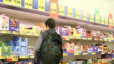 Računi vse višji, nakupovalne vrečke vse lažje: take so cene v trgovinah danes
