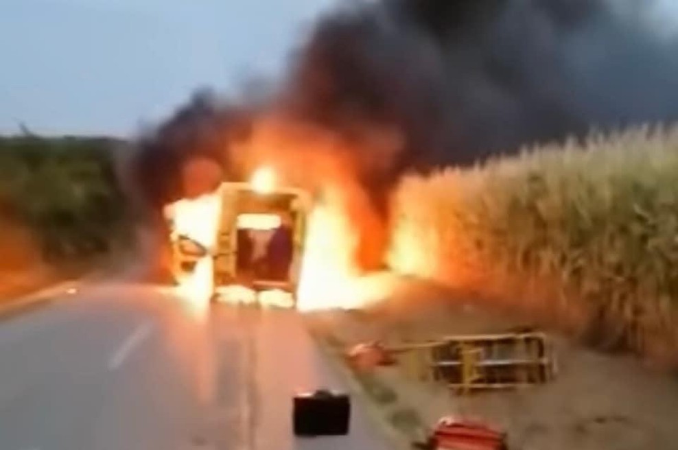VIDEO: Zagorelo reševalno vozilo, v katerem so bile tri osebe (foto: Facebook/Hitna uživo 194)