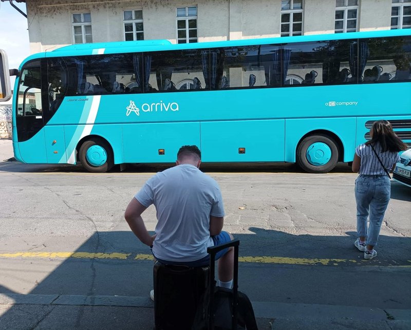 Prestrašeni otroci v Ormožu, kjer jih je na avtobusu žalil nasilen moški
