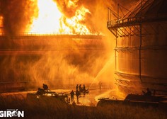 V skladišču nafte gori, 16 gasilcev je pogrešanih