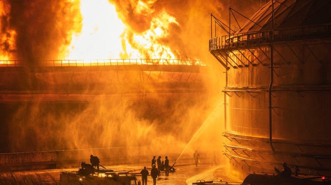 V skladišču nafte gori, 16 gasilcev je pogrešanih (foto: Twitter/manolo_realengo)