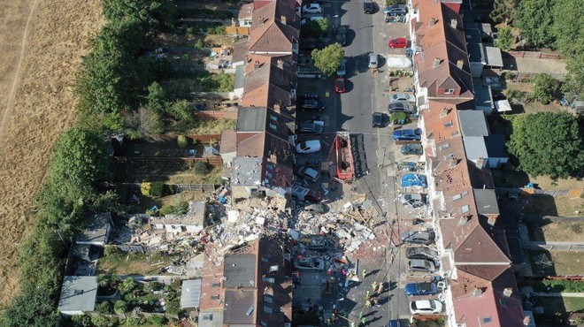 Eksplozija plina povsem uničila hišo, umrla 4-letna deklica (foto: Twitter/UK News in Pictures)