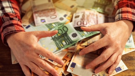 Volišča so zaprta: komu se splača (p)ostati župan? Nekateri bodo na mesec zaslužili bajne vsote denarja