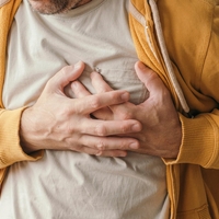 Kardiolog, ki je doživel srčni infarkt, opozarja: 4 simptomi pred zastojem srca, ki jih ne smete ignorirati