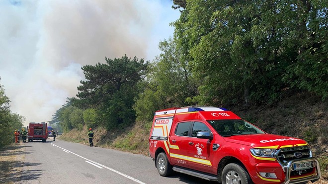 Razmere se zaostrujejo: požar pod Socerbom še dodatno OGROŽA oskrbo Istre z vodo (foto: Bobo)