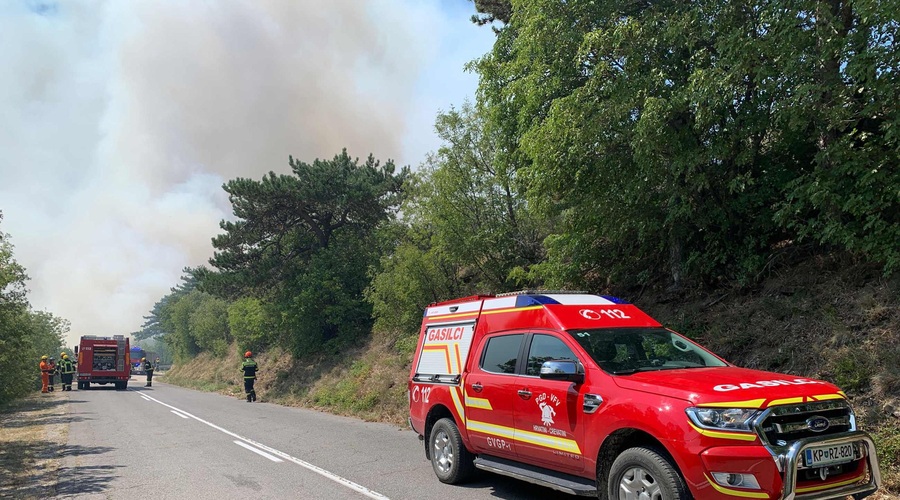 Razmere se zaostrujejo: požar pod Socerbom še dodatno OGROŽA oskrbo Istre z vodo (foto: Bobo)