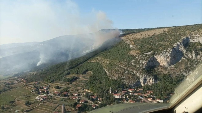 Požar pod Socerbom: gasilci optimistično pričakujejo noč (foto: Facebook/Uprava Republike Slovenije za zaščito in reševanje)