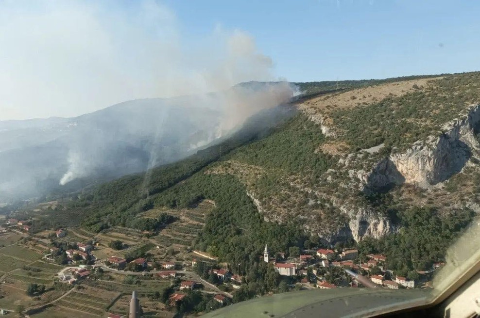 Požar pod Socerbom: gasilci optimistično pričakujejo noč (foto: Facebook/Uprava Republike Slovenije za zaščito in reševanje)