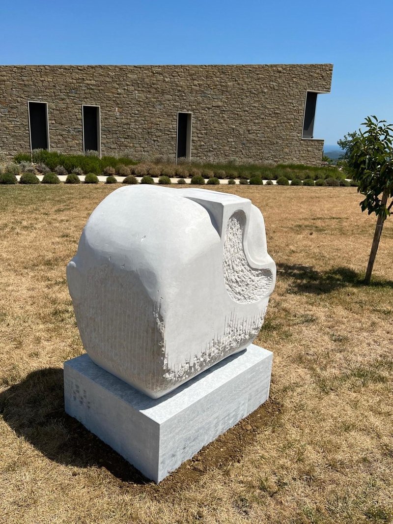 Kiparka Tatjana Karavelić je v kamnolomu v bližini Rovinja letos klesala kvaliteten istrski marmor. "Prihodnjič bomo umetnike povabili v stari kamnolom v Marušićih tik ob Grožnjanu, kjer je včasih, v šestdesetih in sedemdesetih letih prejšnjega stoletja, že bila kiparska kolonija in so se je udeleževali svetovno znani kiparji," je še napovedal ustanovitelj Fecita, Rok Kvaternik.