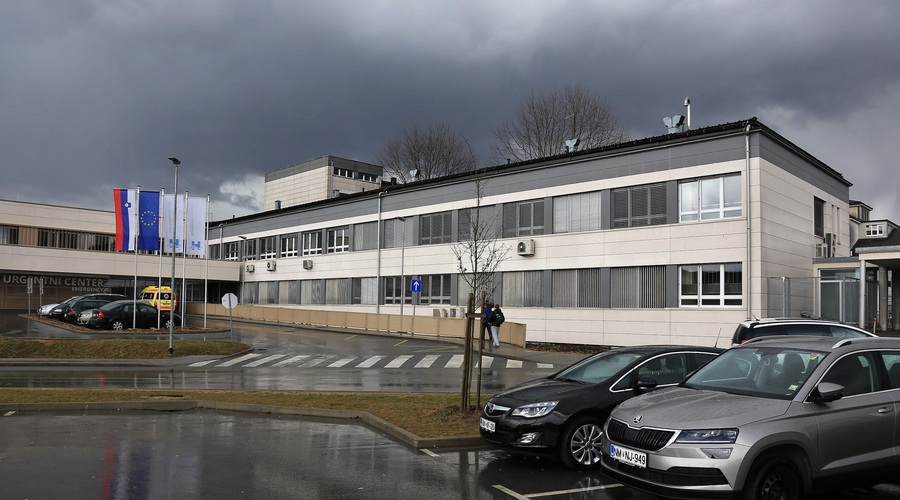 V tej slovenski bolnišnici so znova prepovedali obiske pacientov (foto: Bobo)