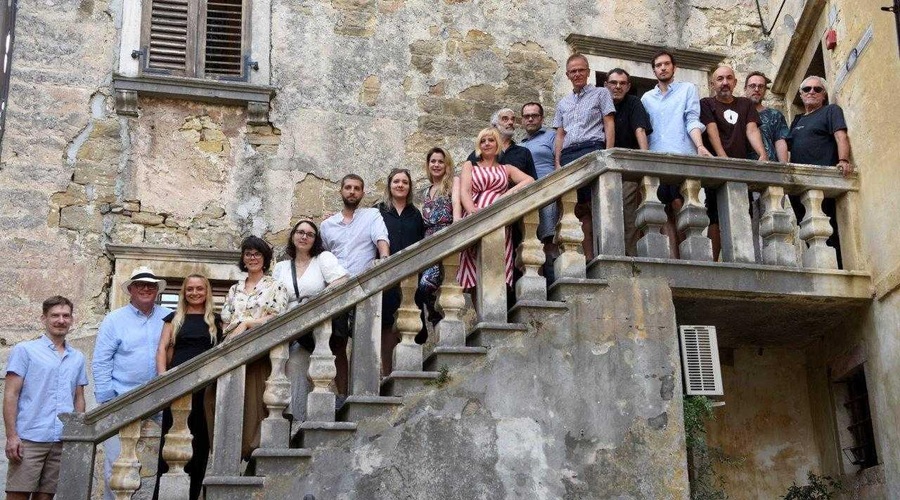 Na stopnišču, ki vodi v galerijo Fonticus, so se tik pred otvoritvijo razstave zadnji dan združili vsi udeleženci 4. izvedbe Fecita: Marko Tubić, ustanovitelj Fecita Rok Kvaternik, Snežana Petrović Panjković, Đerđi Rarković, Ivona Jurić Kljajo, Ivan Milenković, Jovana Tucović Borovac, Tatjana Karavelić, Ivana Živić Jerković, Draško Dragaš, dobitnik letošnje nagrade Milana Tucovića Saša Marjanović, soorganizator in kustos Ivan Perić, soorganizator in vodja galerije Fonticus Eugen Borkovsky, Radovan Kunić, Bratislav Radovanović, Sašo Vrabič in Rudi Skočir (od leve proti desni). (foto: Rok Kvaternik)