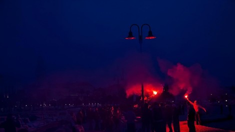 VIDEO: Splitski navijači v središču mesta sejali strah