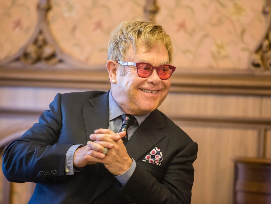 1. Elton John Elton John uporablja tablico, ne pa tudi telefona. Te odkrito sovraži, saj zaradi njih v javnosti nima …