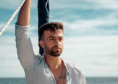 FOTO: Gašper Rifelj ujet med razvajanjem s svojima sinovoma na plaži