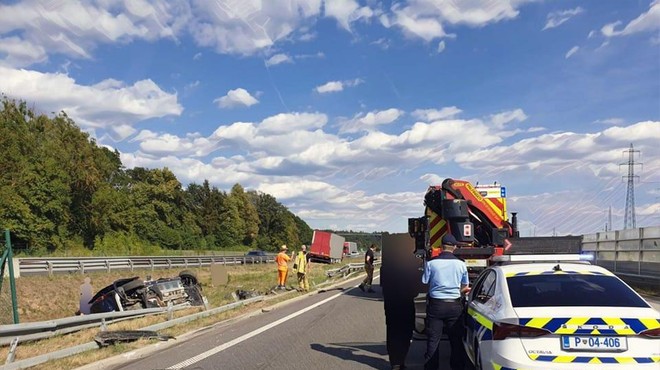 Prometna nesreča na gorenjski avtocesti, udeležena tovorno vozilo in osebni avto (foto: Facebook/Policijska uprava Kranj)