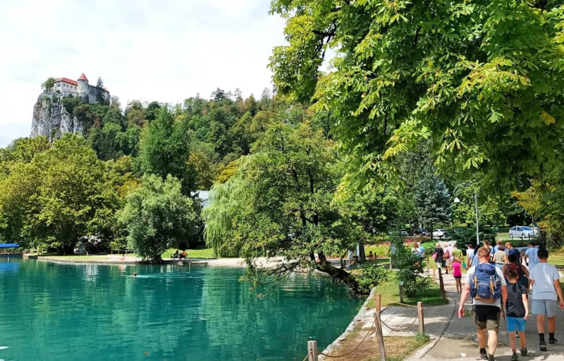 Po poti do in okrog Blejskega jezera me spremlja misel, ali bom lahko sploh prišla na avtobus ob izbrani uri.