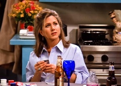 Jennifer Aniston prisega na ta glavnik za 65 evrov – vendar mi smo našli podobnega, ki stane samo 9 evrov