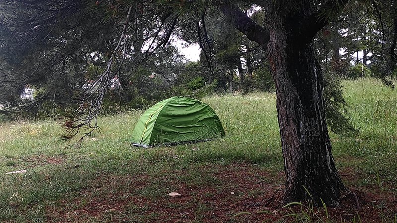 Problem je tudi v tem, da so kampi na vrhuncu sezone praktično v celoti zapolnjena in legalno kampiranje niti ni mogoče.