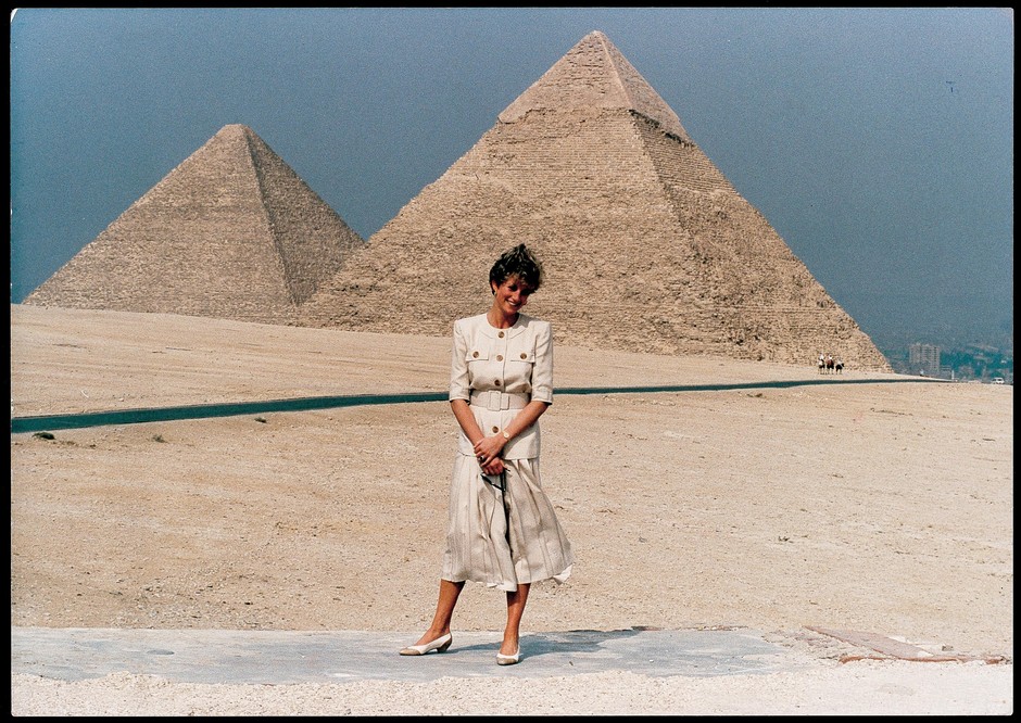 1. Nevtralna obleka To obleko je nosila v Egiptu leta 1992.