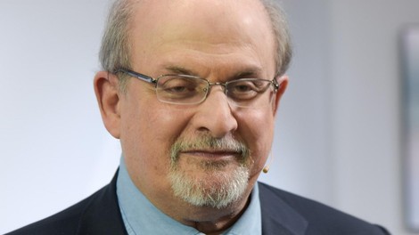 VIDEO: Na odru je bil napaden pisatelj Salman Rushdie
