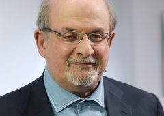 VIDEO: Na odru je bil napaden pisatelj Salman Rushdie