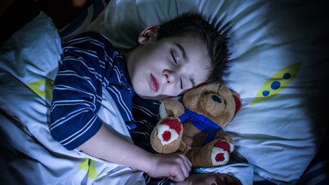 Skrita nevarnost, ki otroke z avtizmom ovira pri učenju – strokovnjaki opozarjajo na pogost, a prezrt dejavnik