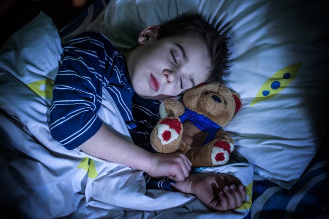 Skrita nevarnost, ki otroke z avtizmom ovira pri učenju – strokovnjaki opozarjajo na pogost, a prezrt dejavnik