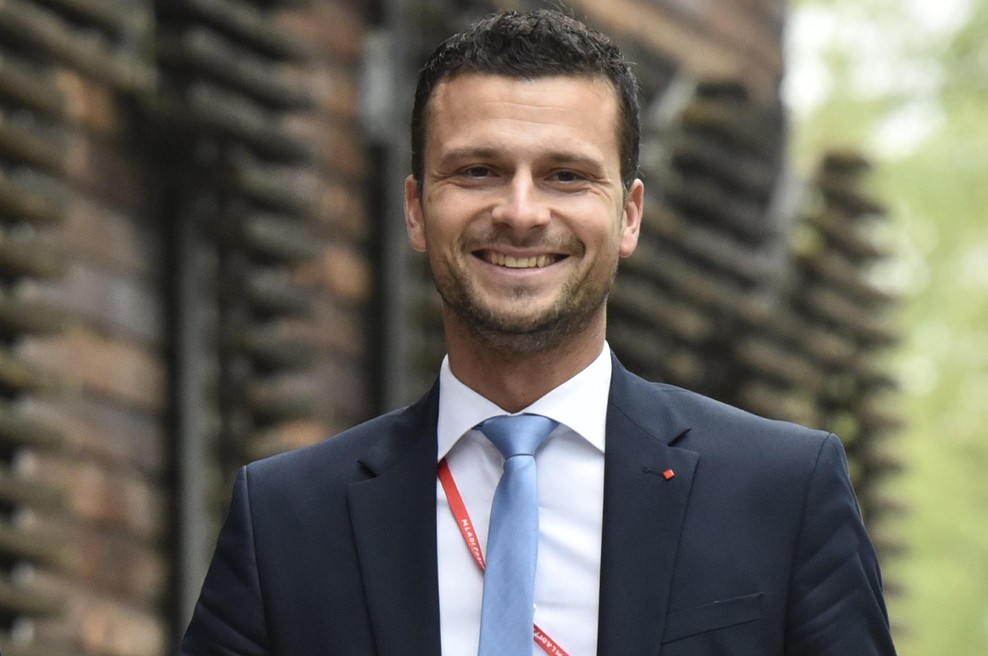 Najbolj seksi slovenski politik po morski sprostitvi dopust trenutno preživlja TUKAJ ... (foto: Bobo)