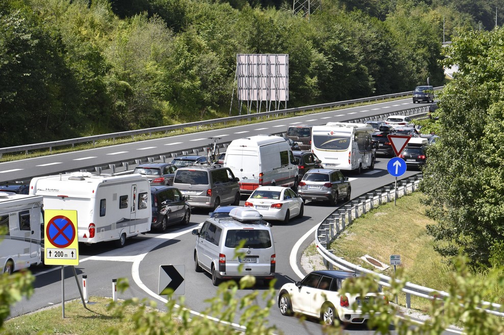 Dolge kolone vozil na mejnih prehodih: kje boste čakali več kot dve uri? (foto: Bobo)