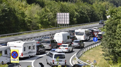 Pozor! Gneča in zastoji na slovenskih cestah