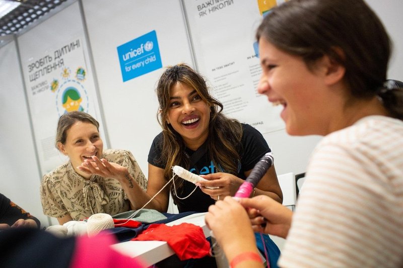 Letošnji festival bo vodila Priyanka Chopra Jonas (na fotografiji z begunkami iz Ukrajine).