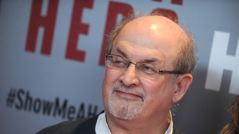 Kakšno je zdravstveno stanje slavnega pisatelja, ki ga je napadalec večkrat zabodel?