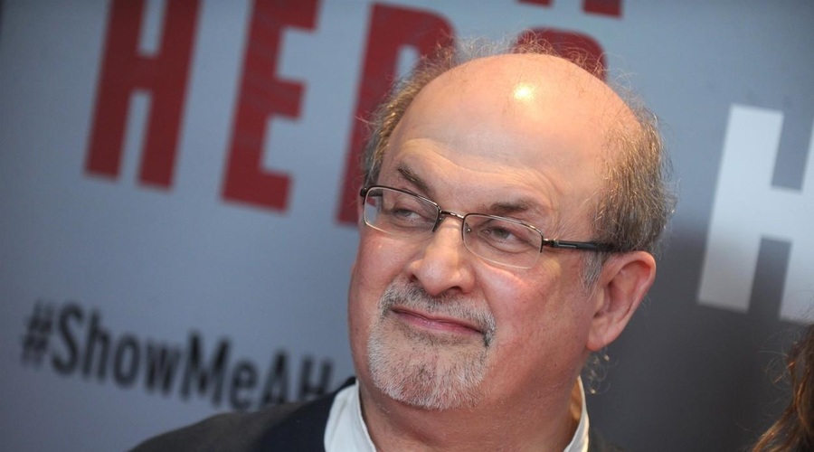 Kakšno je zdravstveno stanje slavnega pisatelja, ki ga je napadalec večkrat zabodel? (foto: Profimedia)