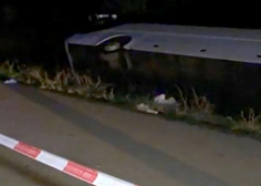 Na avtocesti v smeri Zagreba ugasnilo življenje: avtobus trčil v ogrado in se prevrnil