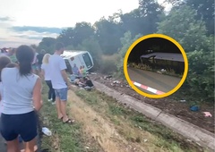 Huda nesreča avtobusa z otroki, ki so se vračali s folklornega festivala: dva težje poškodovana
