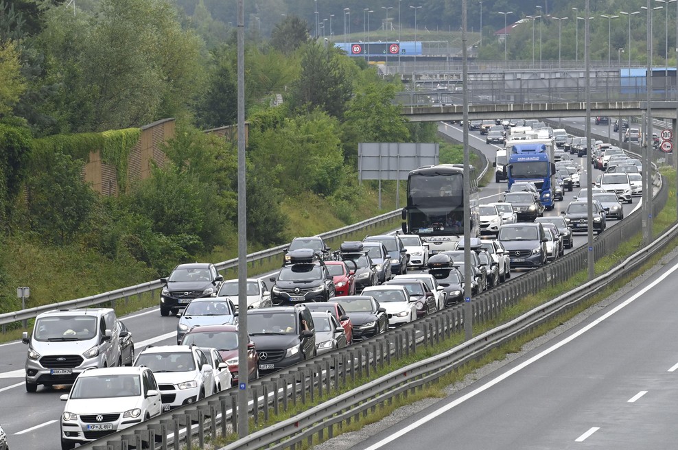 Zakaj na cestah nastajajo fantomski zastoji? Vzrok vas bo morda presenetil (foto: Bobo)