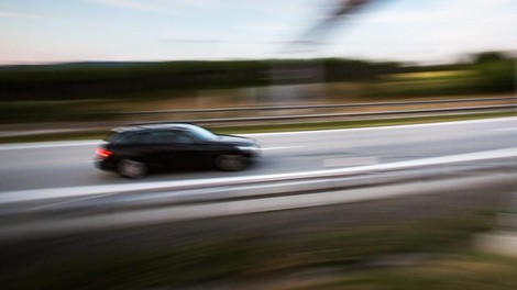 Filmski beg! Policisti nad voznika, ki je po reševalnem pasu prehiteval kolono vozil