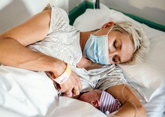 Končno so znani zapleti zaradi koronavirusa v nosečnosti