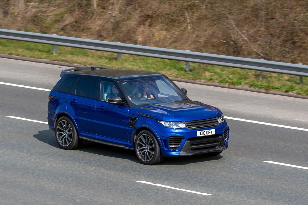 V resnici gre za kar dva sanjska konjička! Eden je range rover sport SVR, ki ga po večini vozi njegova …
